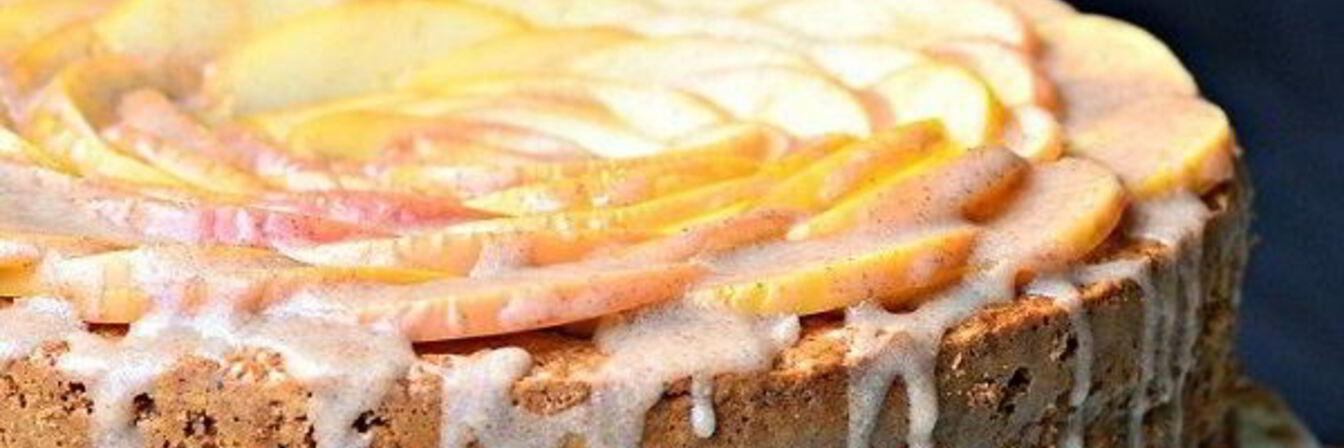 Шарлотка с яблоками и глазурью