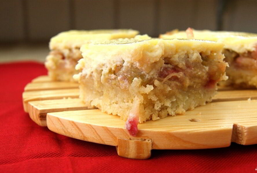 Шарлотка с яблоками и творогом