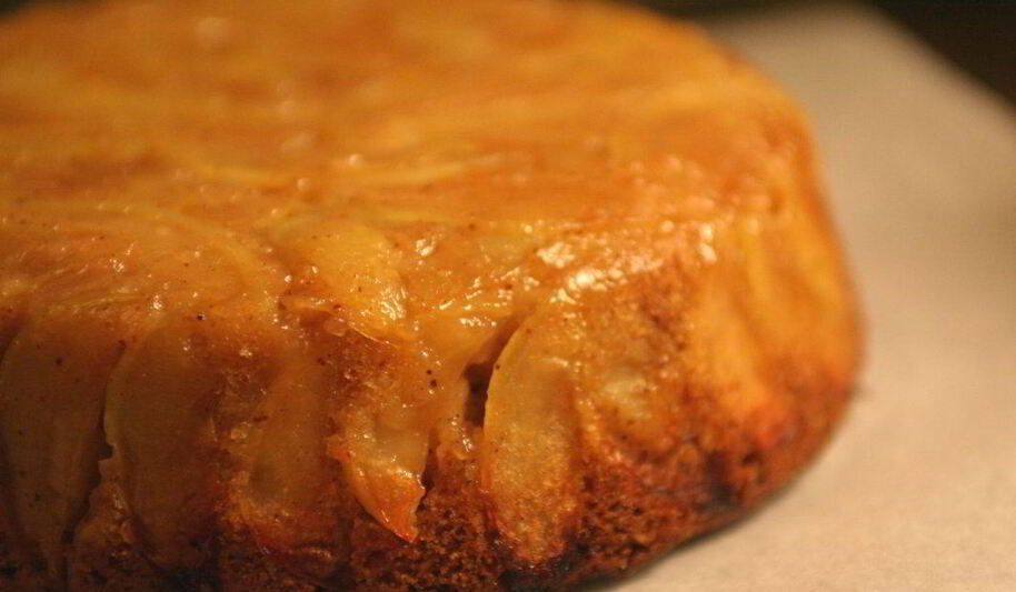 Рецепт шарлотки с замороженными яблоками