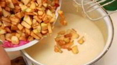 шарлотка с замороженными яблоками