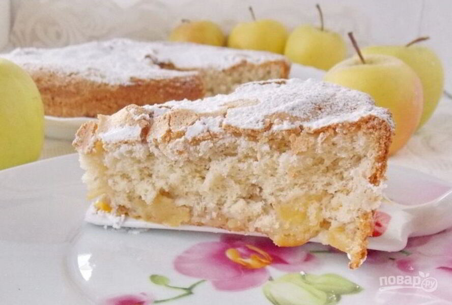 Шарлотка в духовке с яблоками