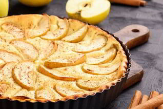 Яблочная шарлотка на сметане с черносливом