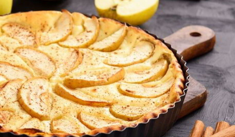 Рецепт яблочной шарлотки на сметане с черносливом