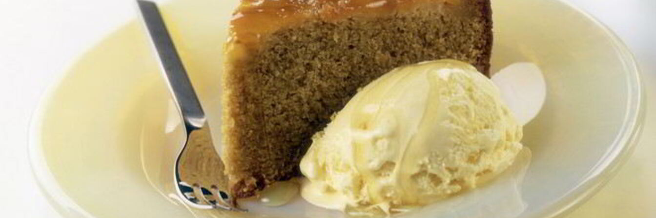 Яблочная шарлотка с медом и корицей