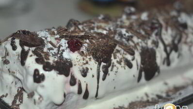 шоколадно-вишневый рулет