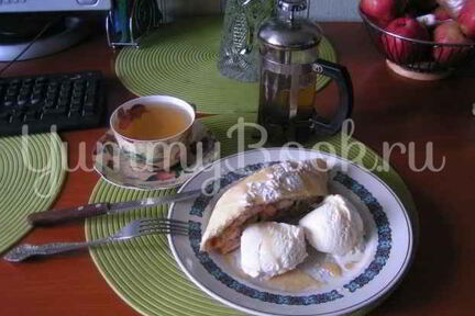 Штрудель яблочный с мороженым