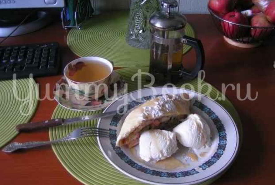 Штрудель яблочный с мороженым