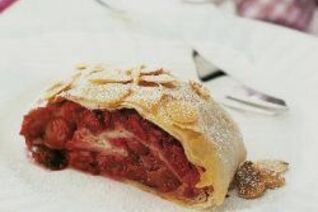 Вишневый штрудель с миндалем из теста фило