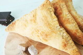 Слоеные конвертики с бананово-шоколадной начинкой