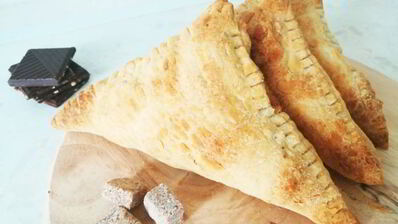 слоеные конвертики с бананово-шоколадной начинкой