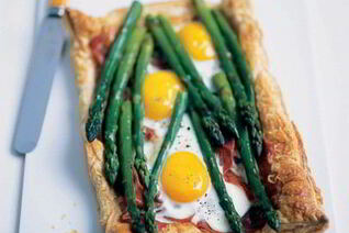 Слойки с беконом, яйцом и спаржей