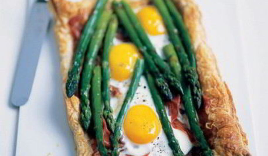 Рецепт слоек с беконом, яйцом и спаржей