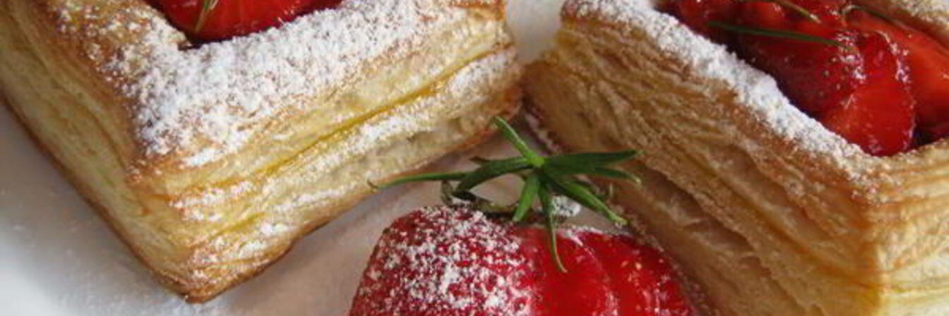 Слойки с клубникой в розмариновом меду