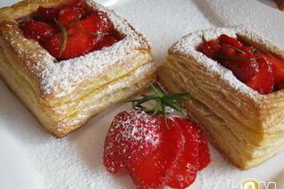 Слойки с клубникой в розмариновом меду