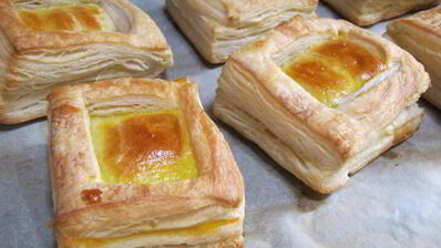 слойки с клубникой в розмариновом меду