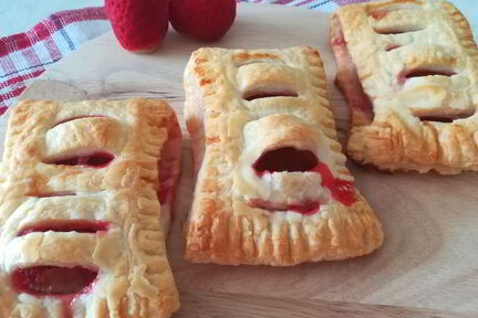 Слойки с клубникой