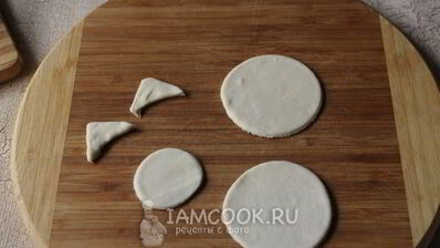 слойки с сыром из готового слоеного теста