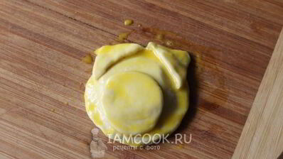 слойки с сыром из готового слоеного теста