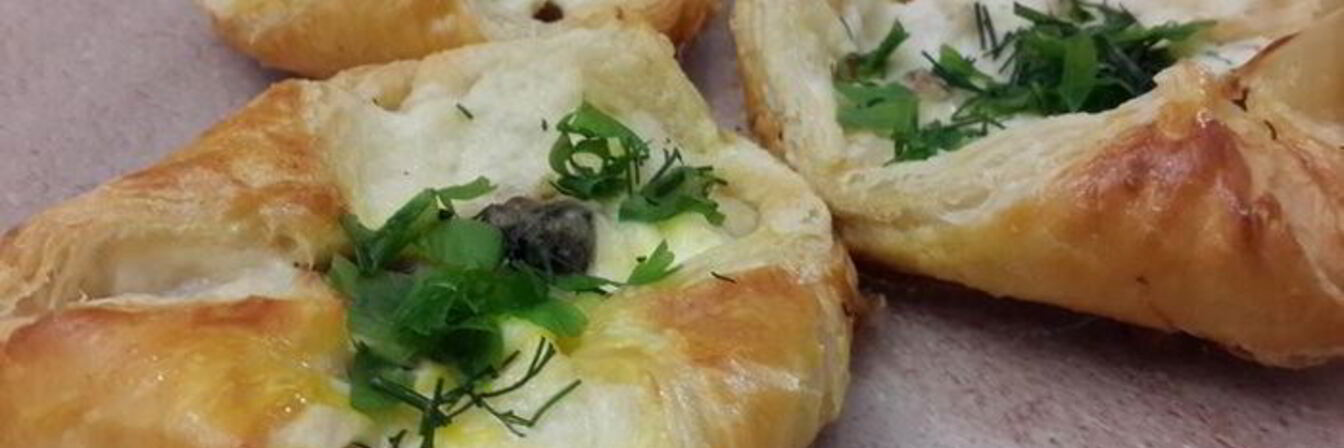 Слойки с сыром, курицей, грибами и соусом бешамель