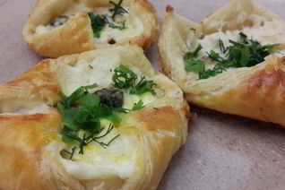 Слойки с сыром, курицей, грибами и соусом бешамель