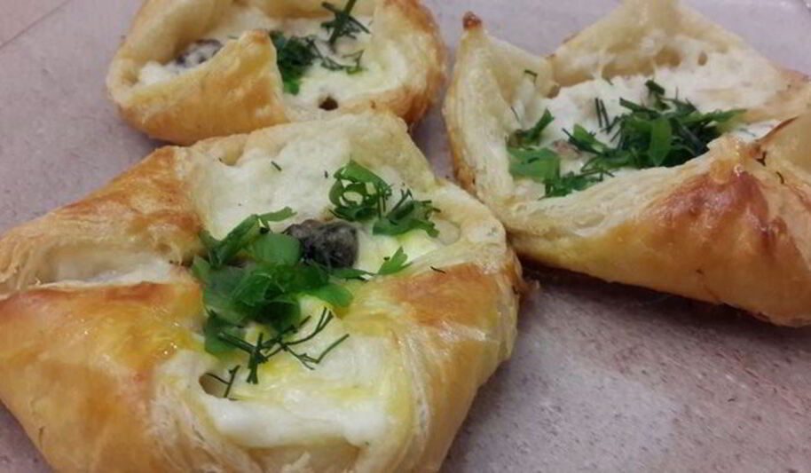 Рецепт слоек с сыром, курицей, грибами и соусом бешамель