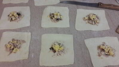 слойки с сыром, курицей, грибами и соусом бешамель