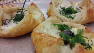 слойки с сыром, курицей, грибами и соусом бешамель