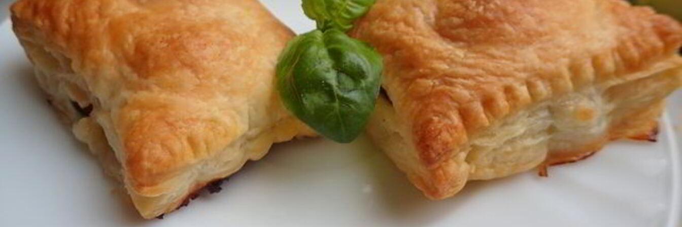 Слойки с томатами и моцареллой