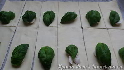 слойки с томатами и моцареллой