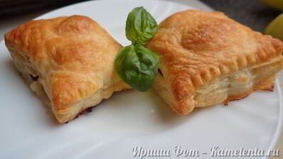 слойки с томатами и моцареллой