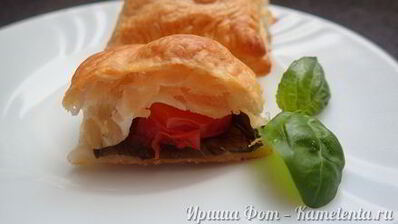 слойки с томатами и моцареллой