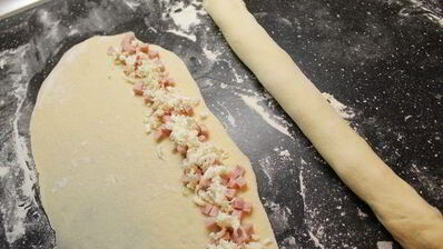 слойки с ветчиной и моцареллой