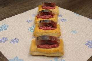 Слойки со свекольным песто и селедкой