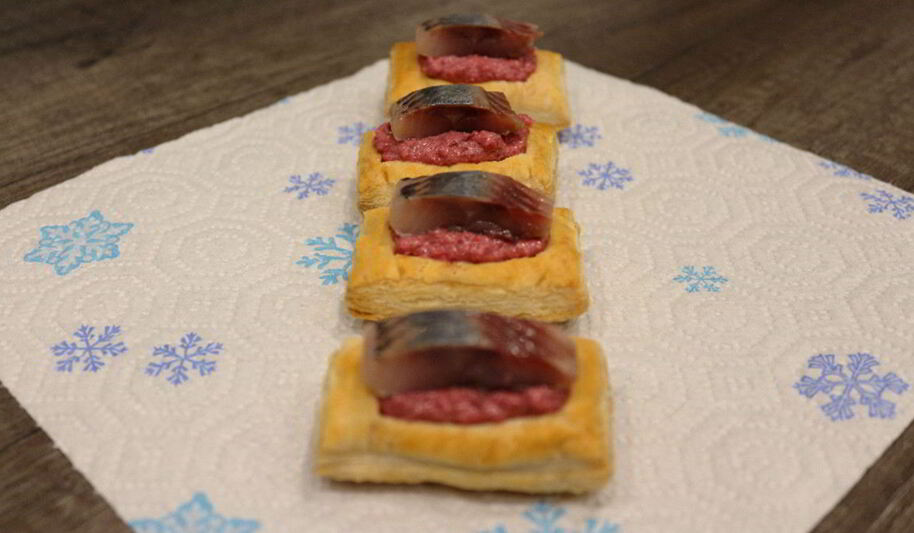 Рецепт слоек со свекольным песто и селедкой