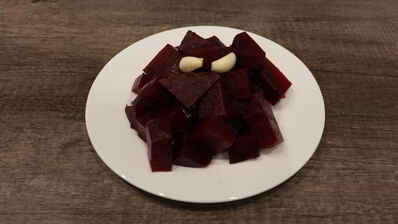 слойки со свекольным песто и селедкой