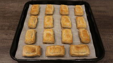 слойки со свекольным песто и селедкой