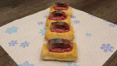 слойки со свекольным песто и селедкой