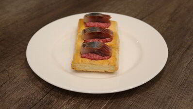 слойки со свекольным песто и селедкой