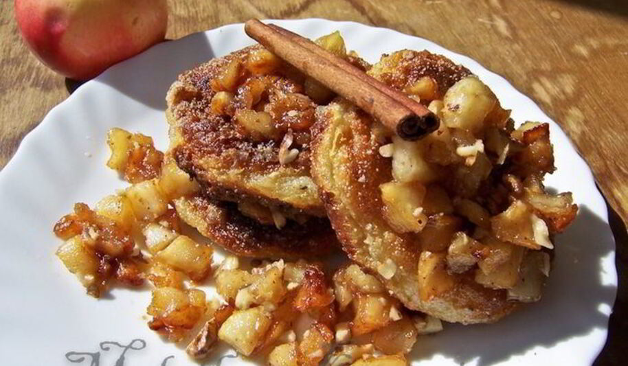 Рецепт сырников под яблочным чатни с орехами