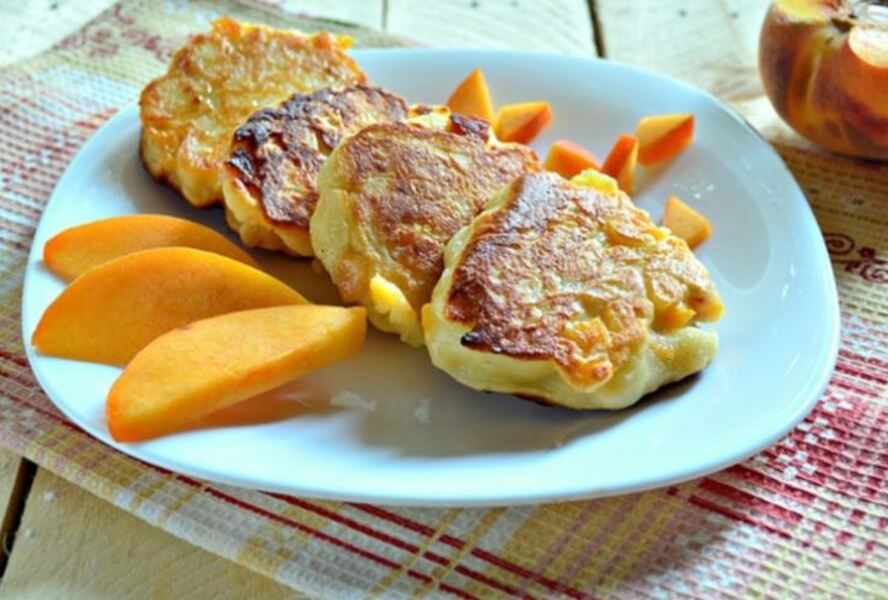 Сырники с персиками