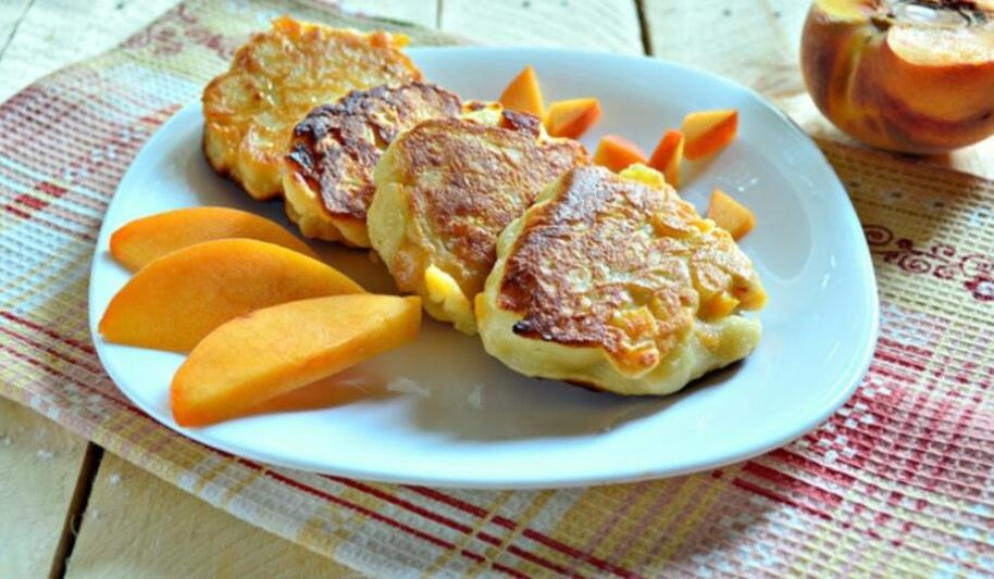 Рецепт сырников с персиками