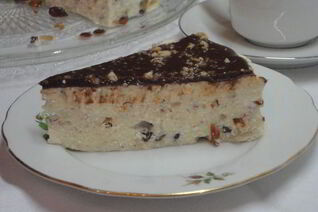 Творожник с орехами и изюмом