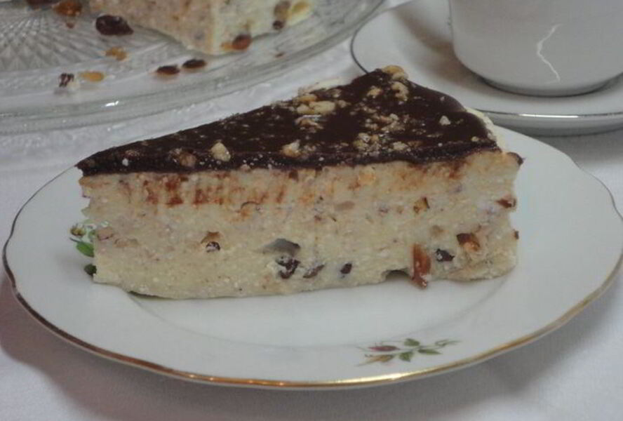 Творожник с орехами и изюмом