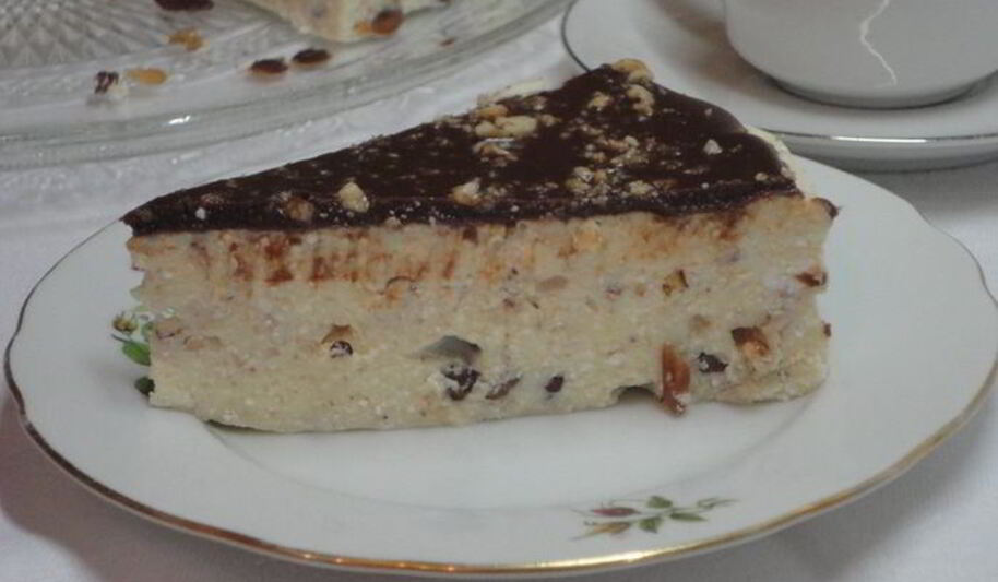 Рецепт творожника с орехами и изюмом
