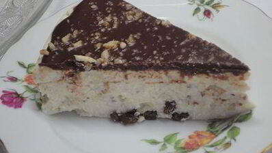 творожник с орехами и изюмом