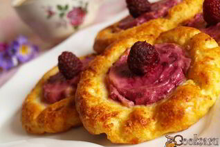 Запеченные сырники с ягодно-кремовой начинкой