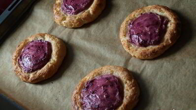 запеченные сырники с ягодно-кремовой начинкой