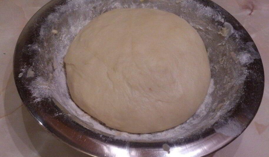 Рецепт дрожжевого теста на кефире для булочек