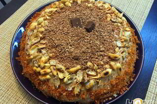 Бисквитный торт с меренгой и арахисом