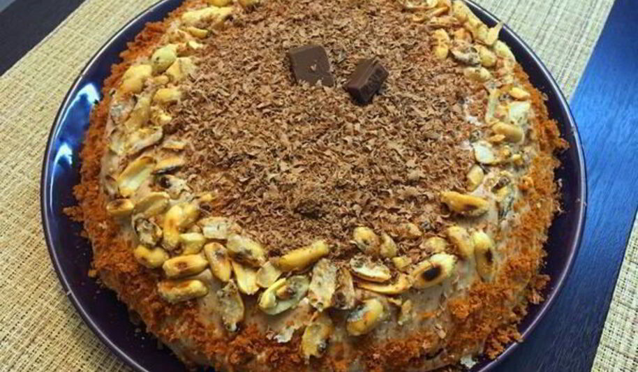 Рецепт бисквитного торта с меренгой и арахисом